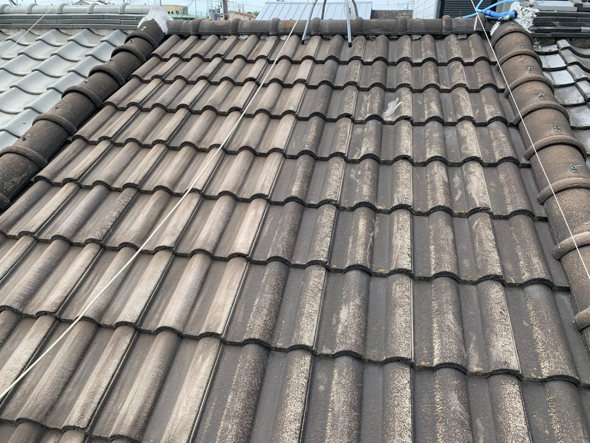 瓦屋根を塗装しました！